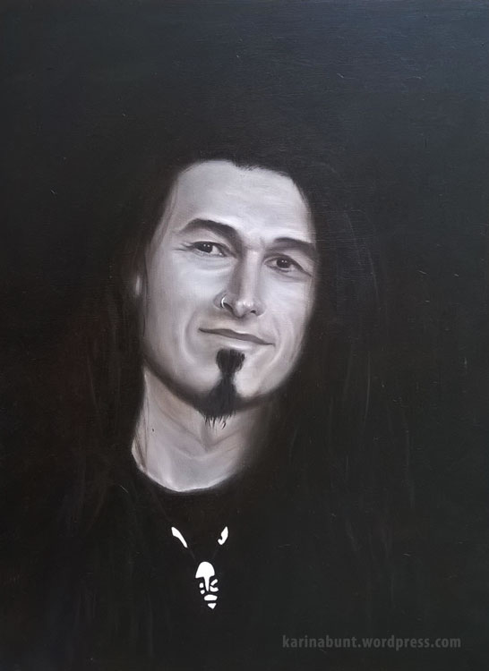 Portrait eines jungen Mannes in Vorderansicht, monochrom