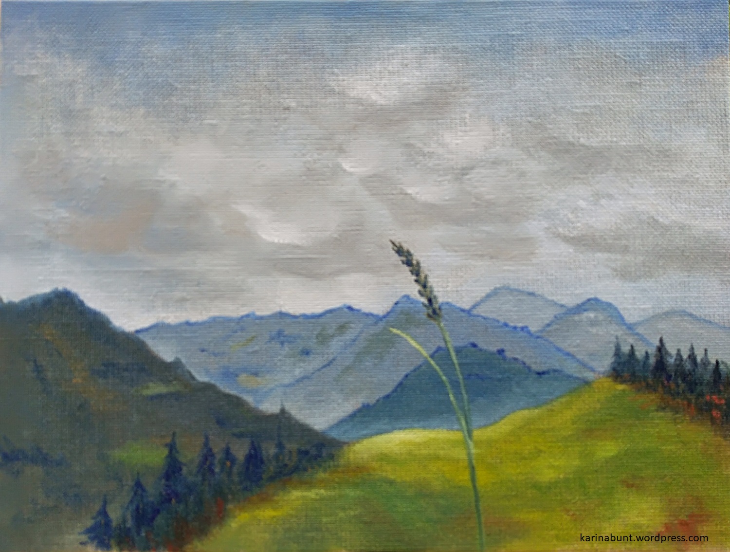 Ansicht von Bergen mit Grashalm im Vordergrund