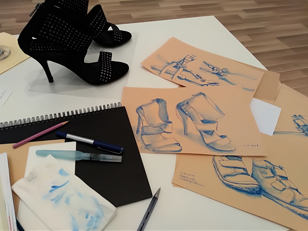 Lieblingsschuhe zeichnen in der Ausstellung