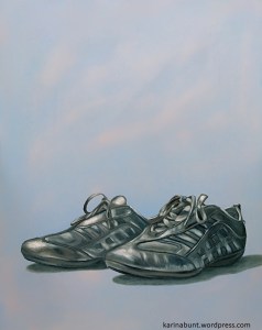 silberne Sneaker, von halb vorne