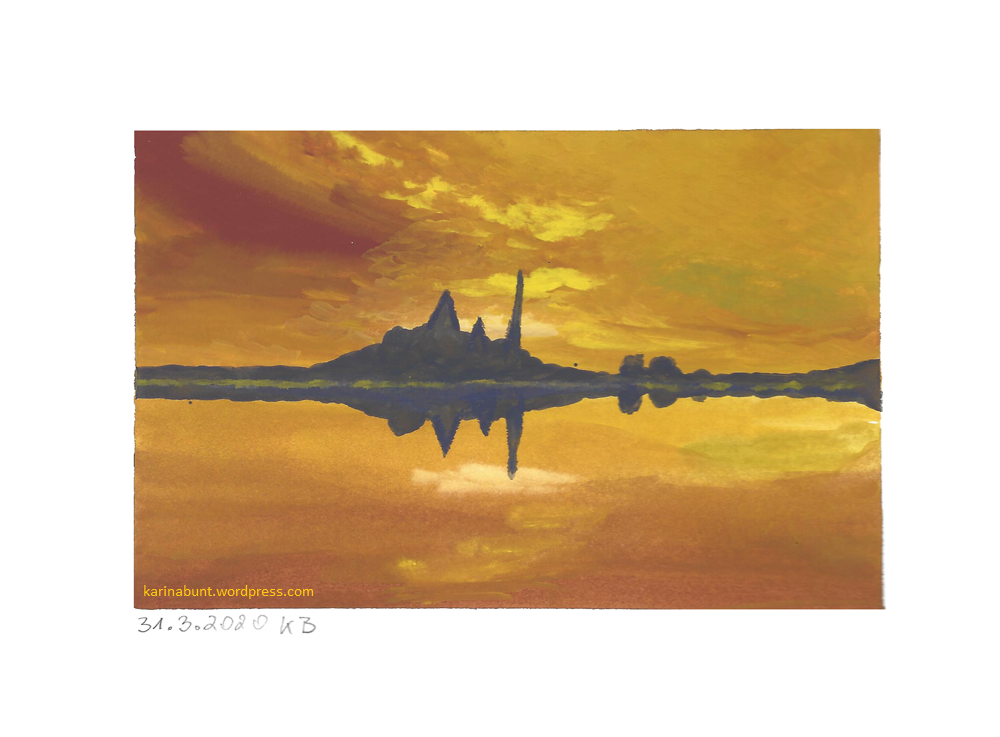 Stadt mit Spiegelung im Wasser bei Sonnenuntergang