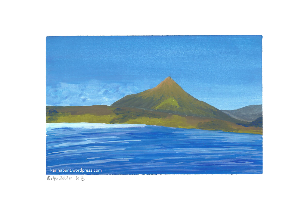 See mit Bergen im Hintergrund