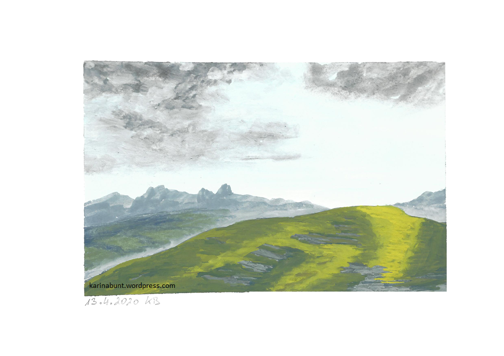 Hügel mit Bergkette im Hintergrund