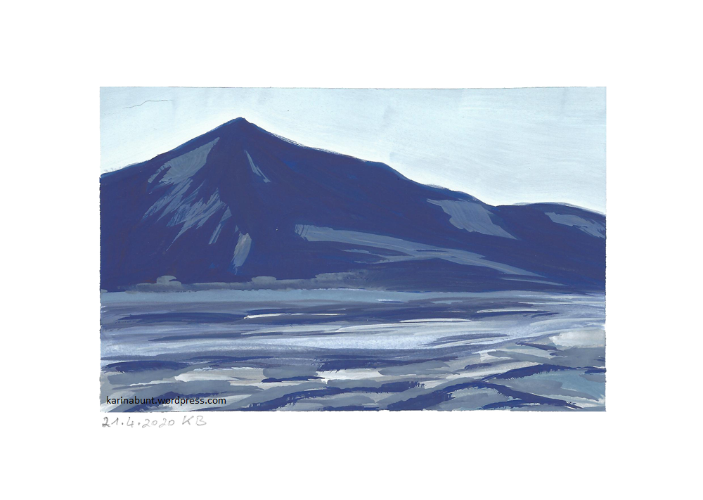 See mit Eisschollen bedeckt, Berg im Hintergrund