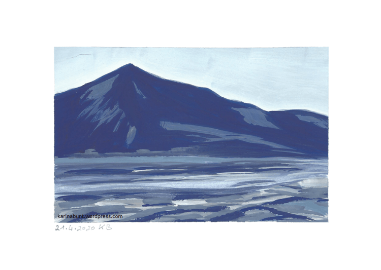 See mit Eisschollen bedeckt, Berg im Hintergrund