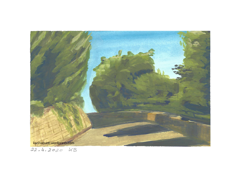 sonniger Weg mit Bäumen auf der Seite