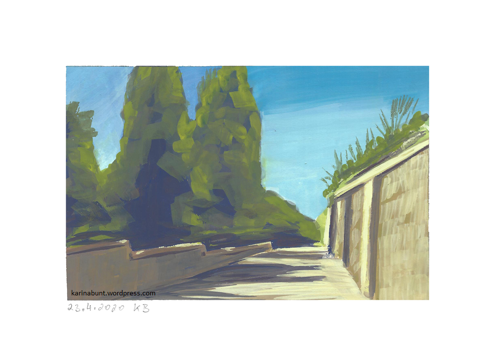 sonniger Weg mit Bäumen und Mauern auf der Seite