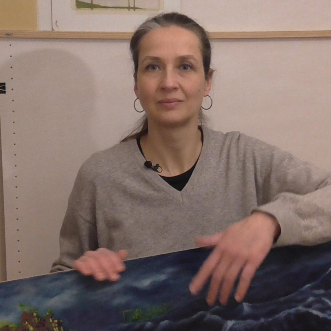 Illustratorin Karina Bunt mit ihrem Bild "Selbstüberschätzung" im Atelier