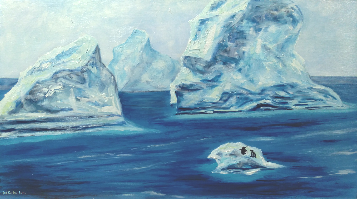 riesige Eisberge in der Antarktis, finsteres Meer, zwei kleine Pinguine auf der Eisscholle im Vordergrund