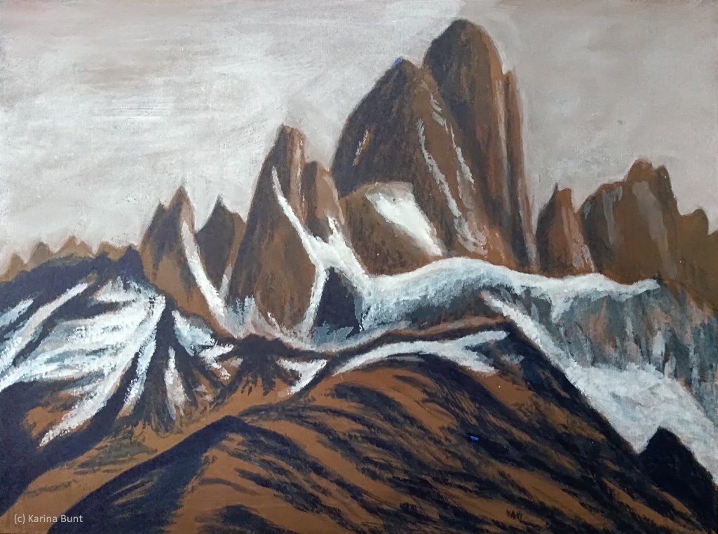 Ansicht einer Bergkette aus größerer Entfernung, stilisiert in 3 Farbtönen braun, blau, weiss